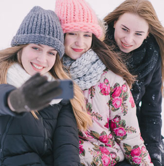 Páros ásvány karkötők három lány szelfi | rozsaszinszemuveg.hu