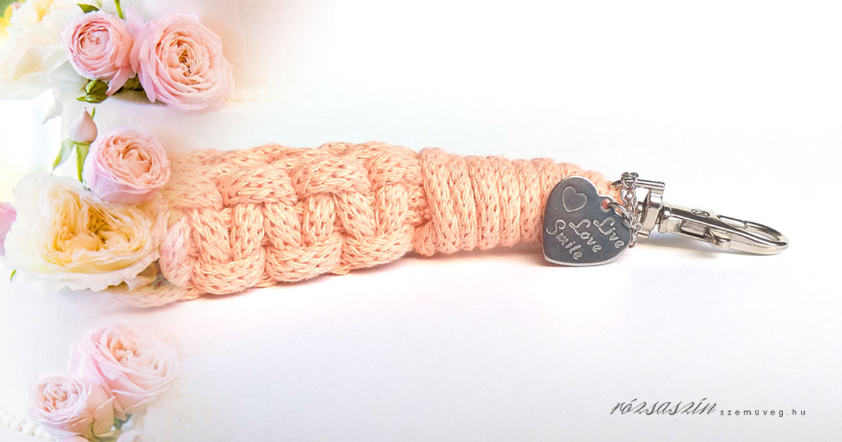 makrame-kulcstarto-elj-nevess-szeress makramé kulcstartó élj szeress mosolyogj